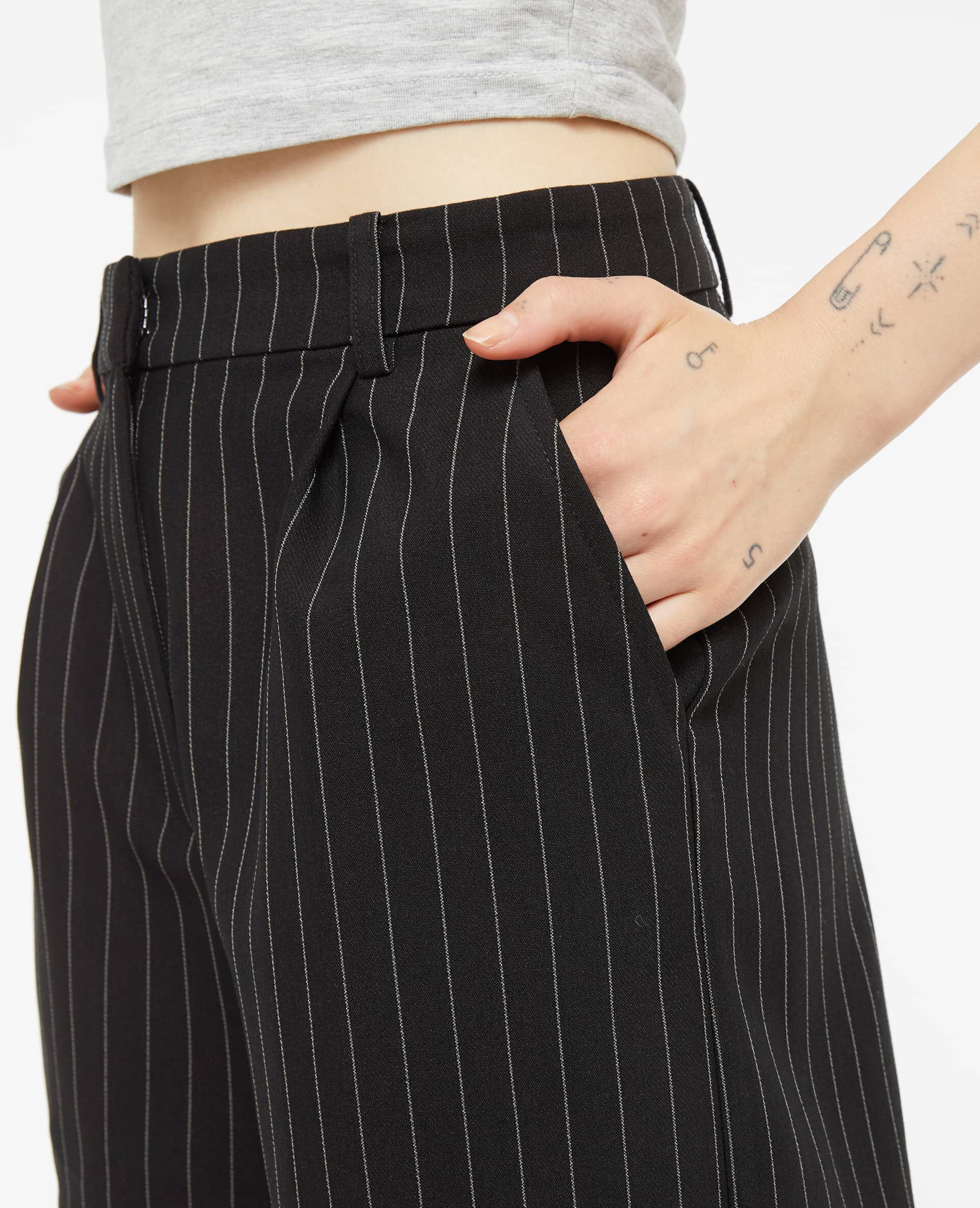 Short taille haute fines rayures avec pinces - Noir