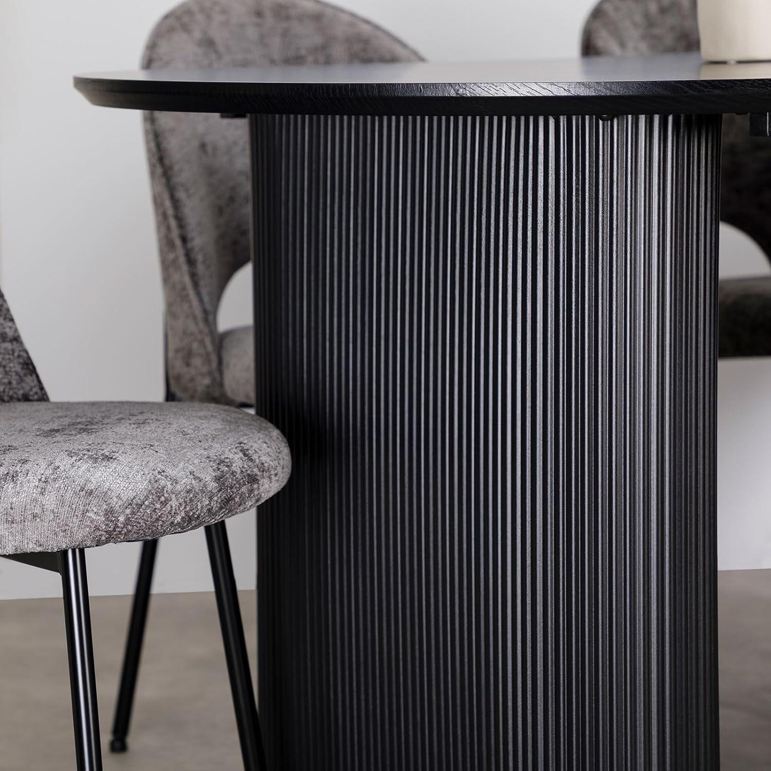 IDIMEX Esstisch Donovan 200x100 (BxT), Schwarz – ovaler Esszimmertisch mit modernen Tischbeinen aus Metall im Rillendesign, Tischplatte in schwarzer Holzoptik MDF