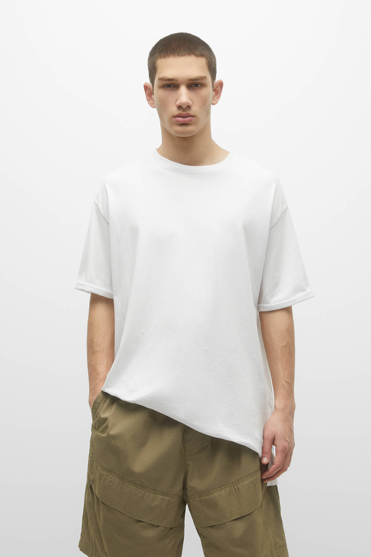 CAMISETA BÁSICA DE CORTE COMPRIDO - BRANCA