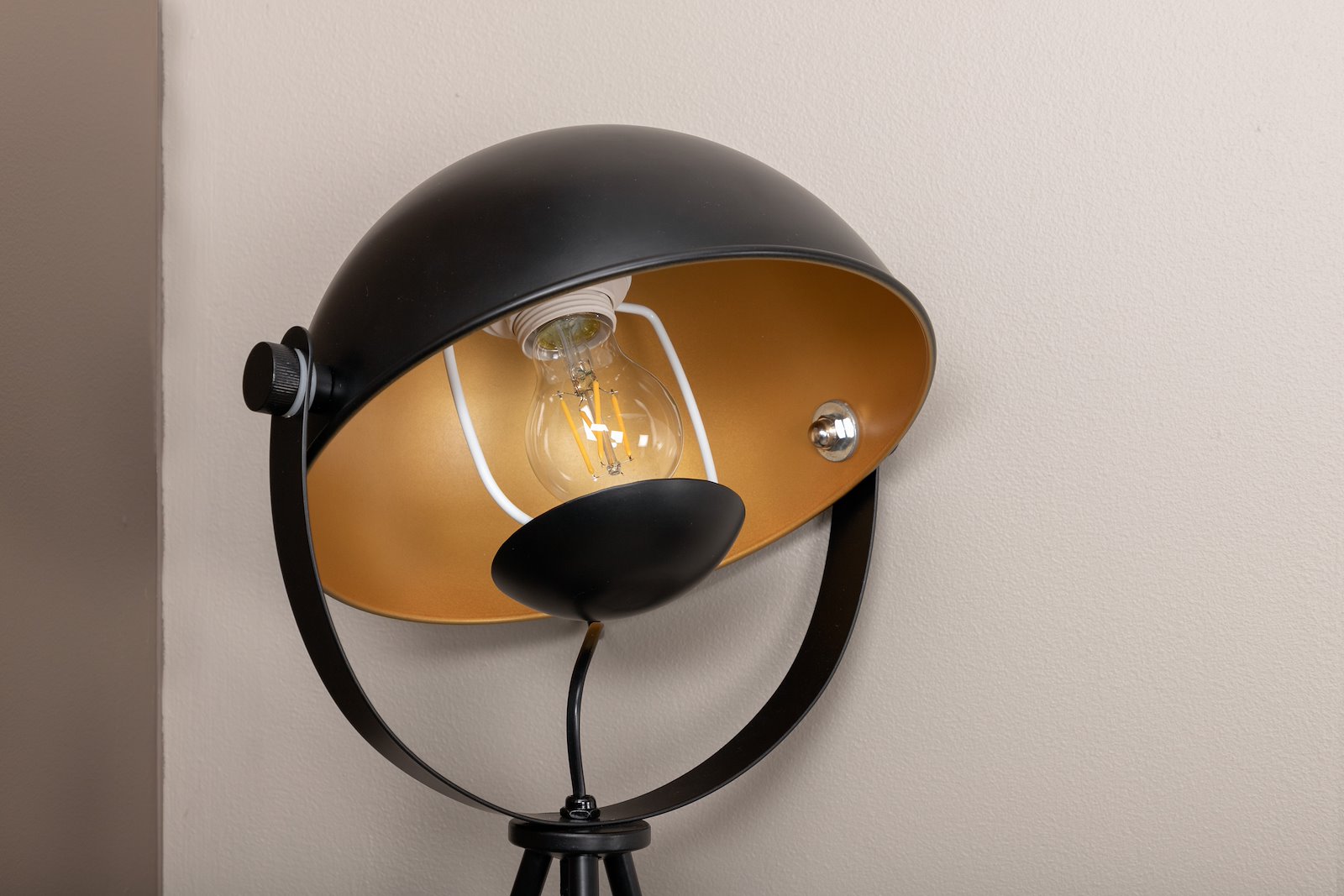 Search bordlampe Sort/messing farget