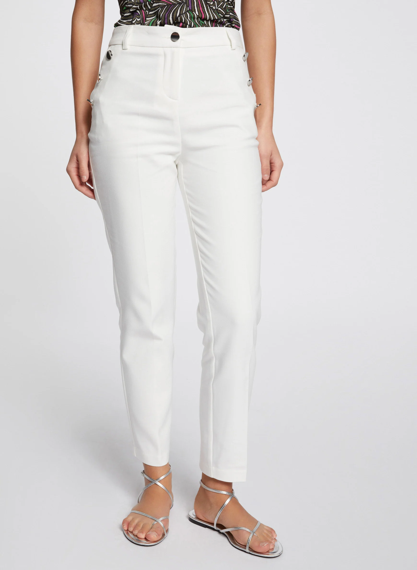PRATY.F - Pantalon ajusté 7/8ème boutonné en coton mélangé | Blanc