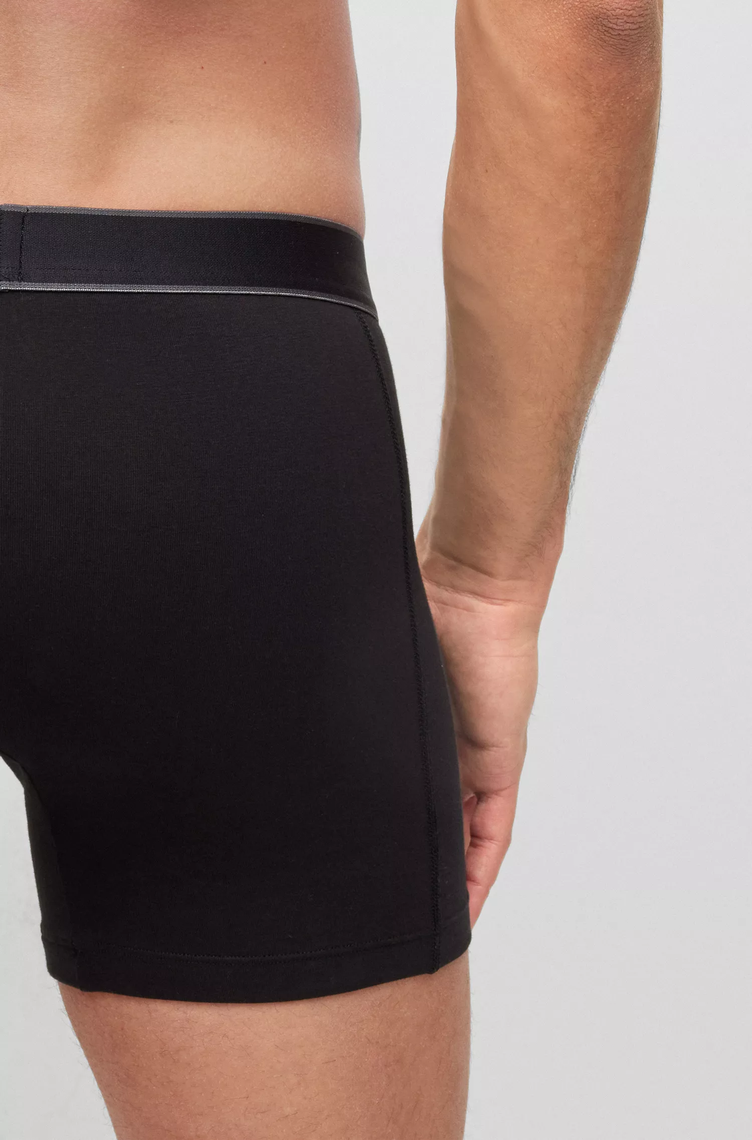 Cuecas boxer BOSS pretas em algodão elástico com listras e logotipos.