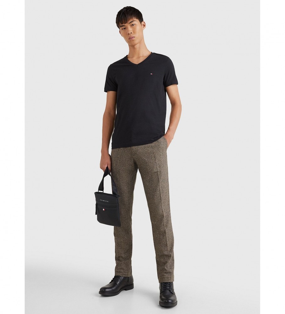 Camiseta preta com decote em V da Tommy Hilfiger