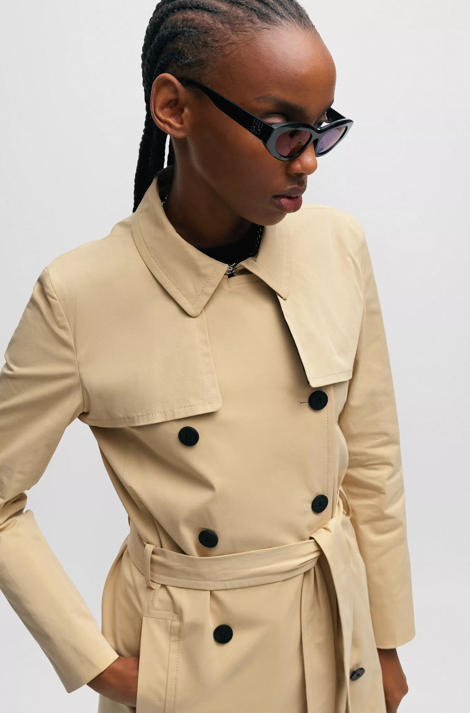 Trench coat HUGO com cinto vermelho em algodão elástico.