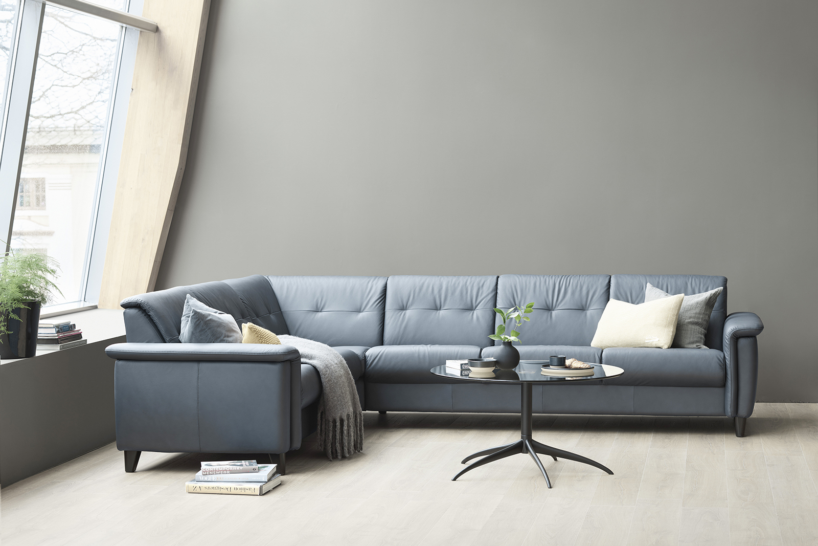 Flora hjørnesofa 2- og 3-seter. I hud Paloma Shadow Blue med 11 cm sorte treben. Vendbar