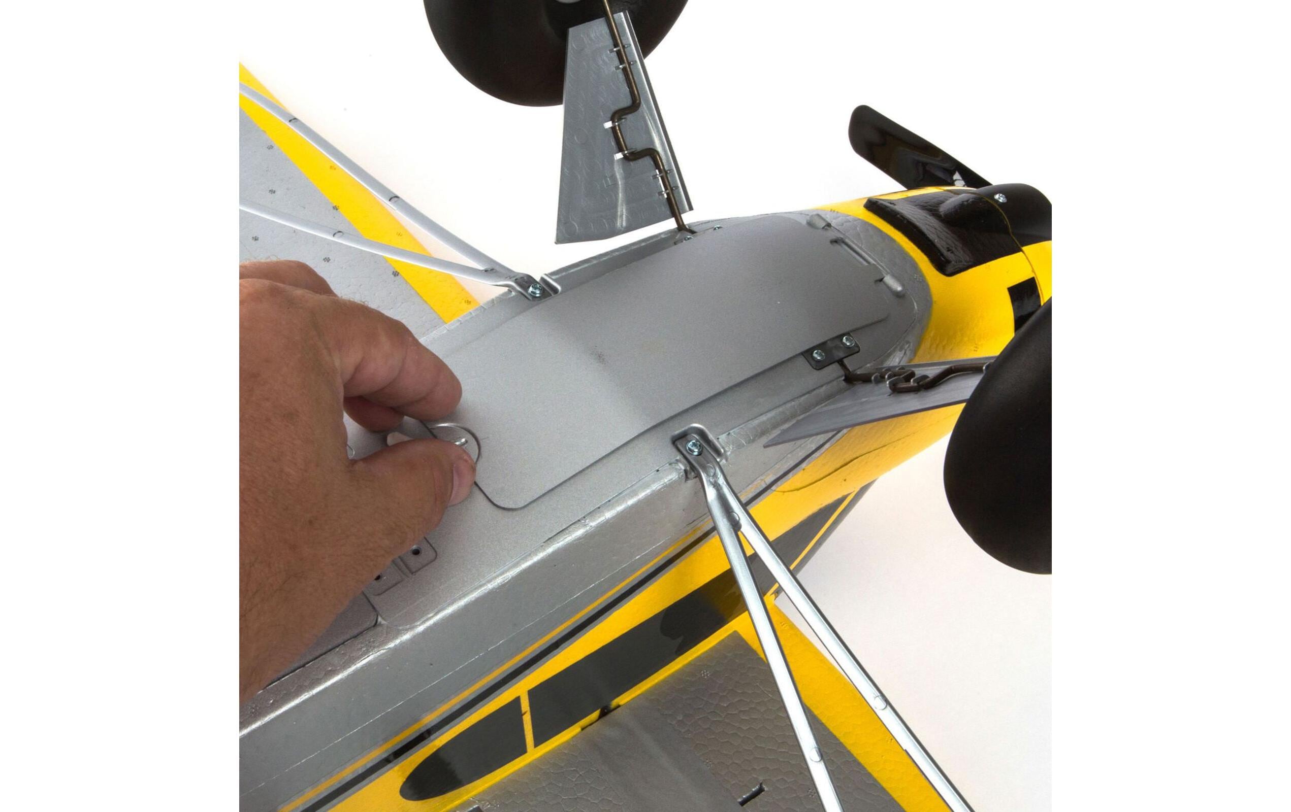 Motorflugzeug Carbon Cub S2 1300 mm SAFE, ARTF<br>Einsteigertaugliches RC Flugzeug mit Busch-Fahrwerk und Spektrum Technik