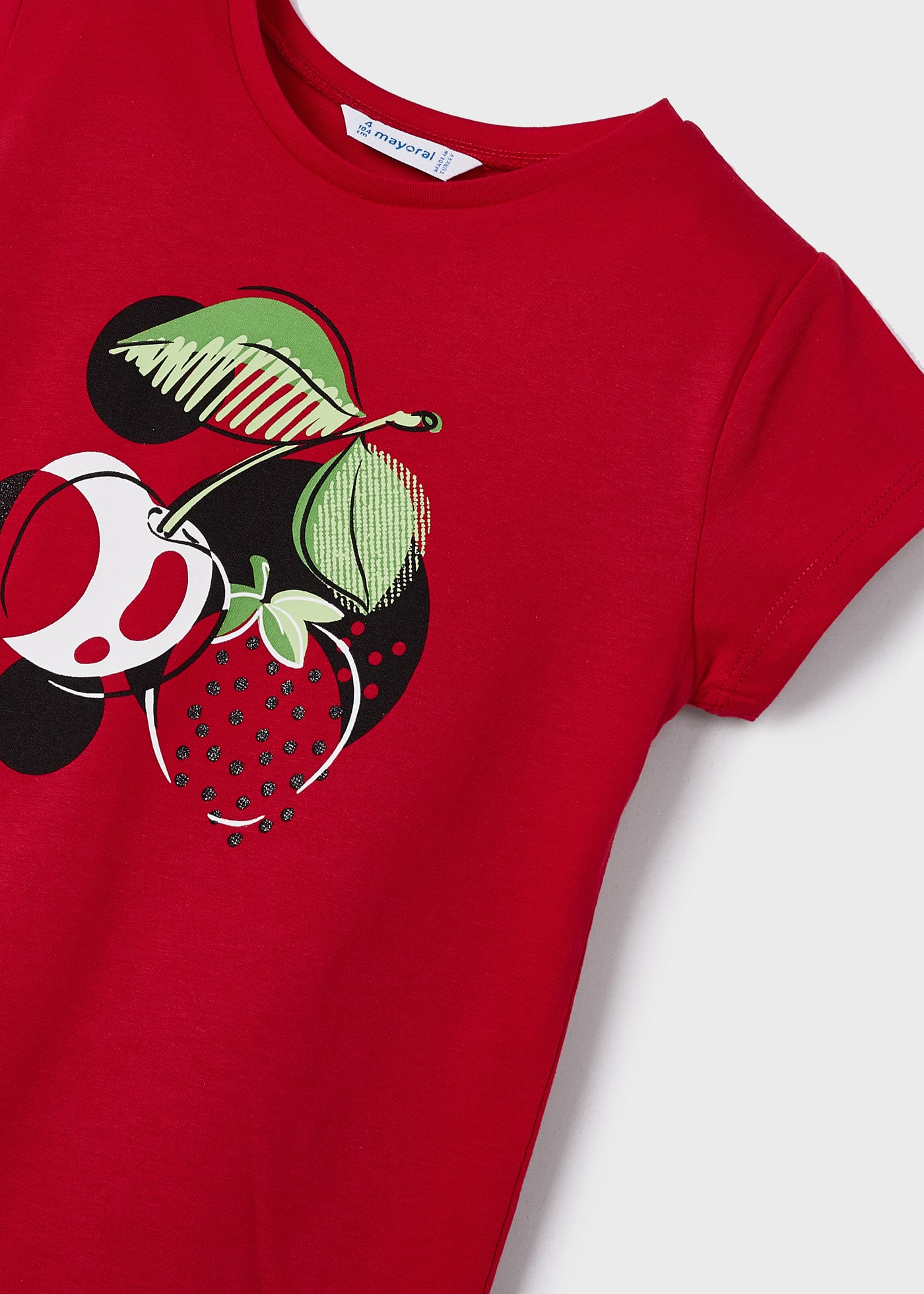 Camiseta feminina com estampa sustentável em algodão.