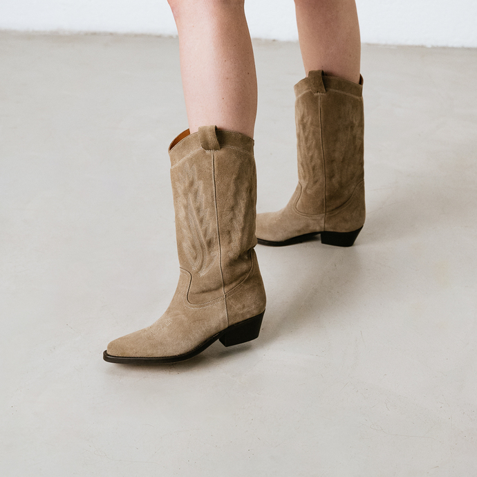 Bottes à bouts pointus et surpiqures apparentes  en croute taupe