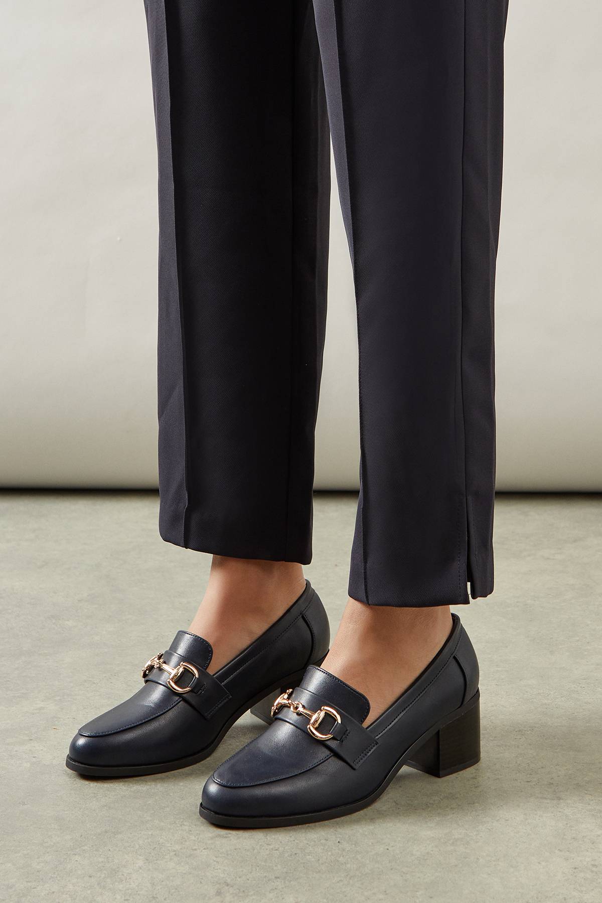 Wallis Mocassins à Talon Moyen Coupe Large Lydia en synthétique avec Détail Mors et Devant Tablier