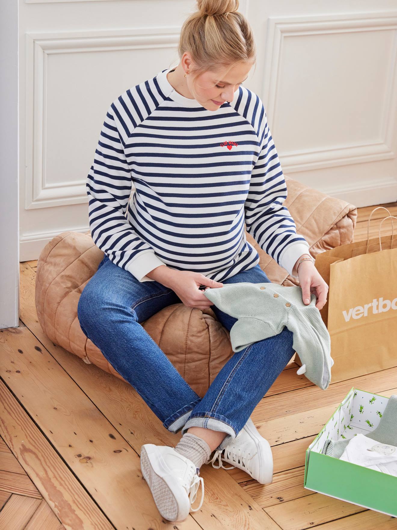 Blusa de moletom listrada em fleece, ideal para gestantes e lactantes, com listras azul-marinho.