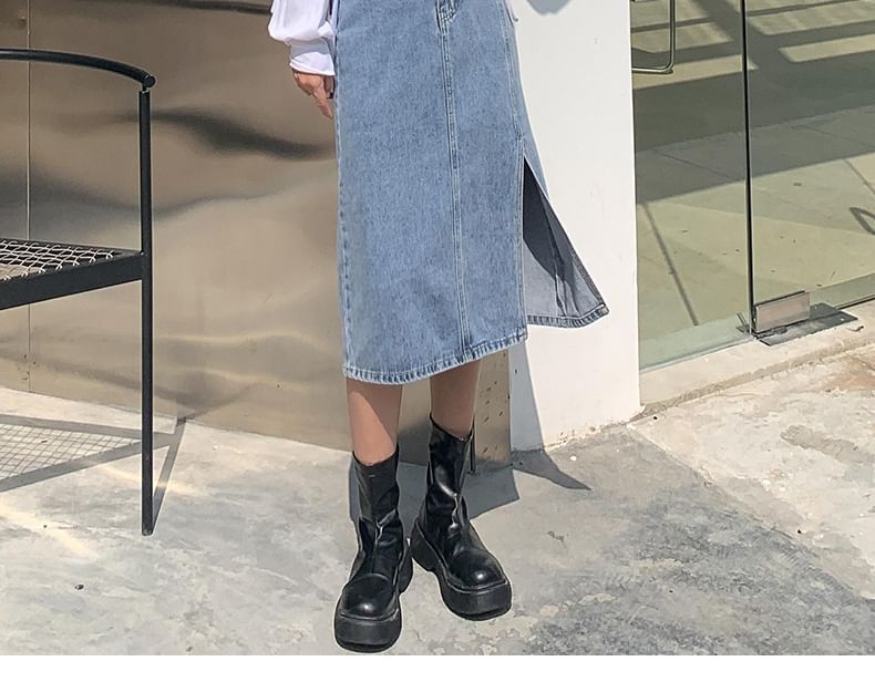 Denimot - A-lijn denim midi-rok met hoge taille en split aan de voorkant