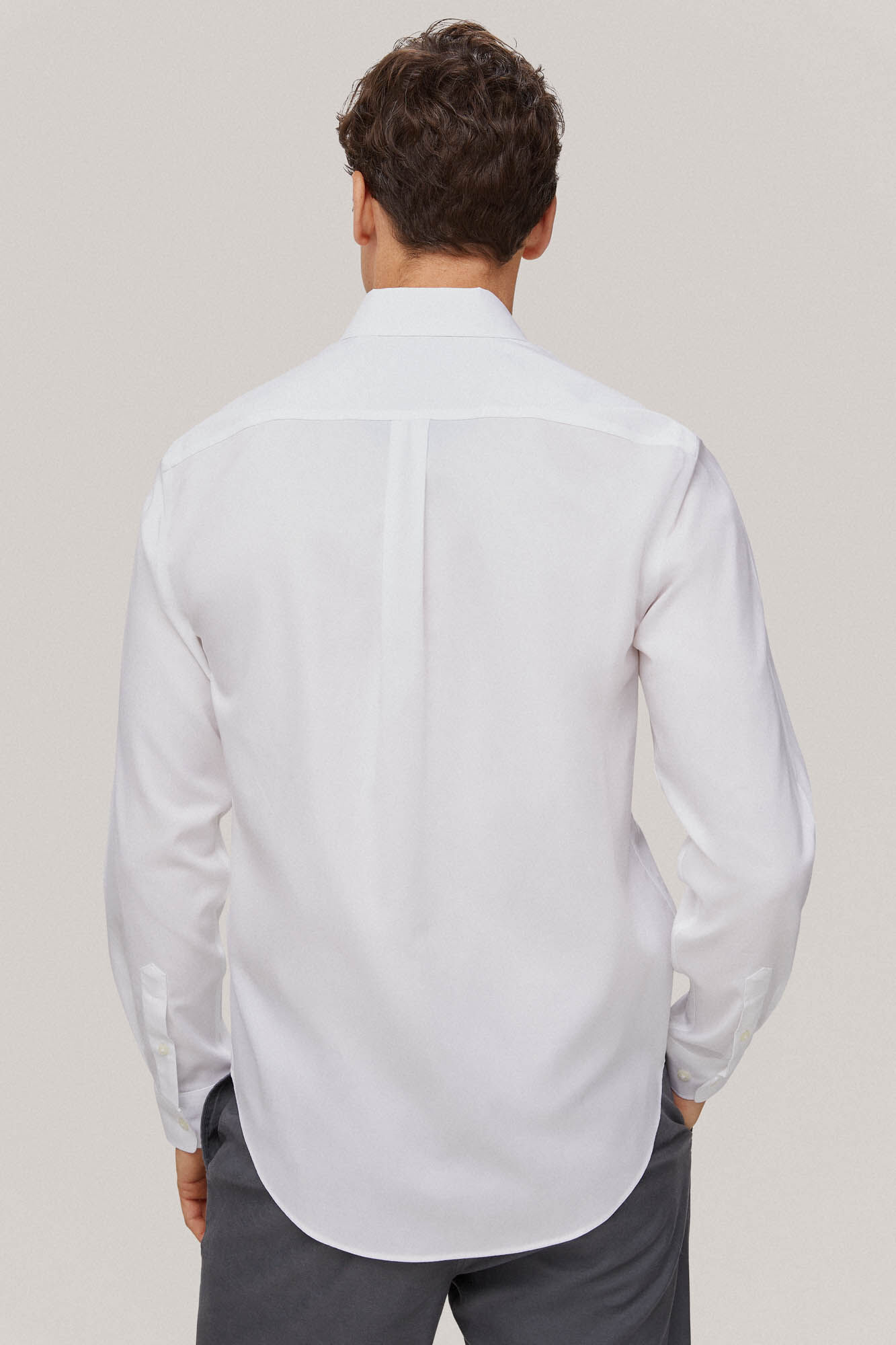 Camisa lisa que não precisa passar e é resistente a manchas - Branca