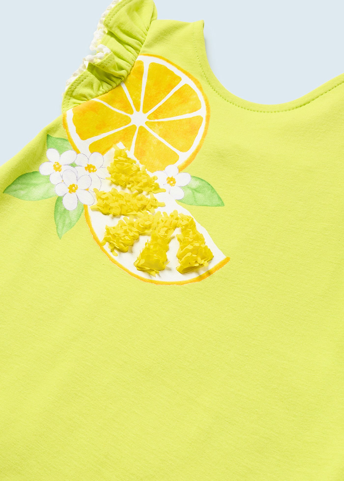 Vestido infantil com estampa feita de algodão sustentável.
