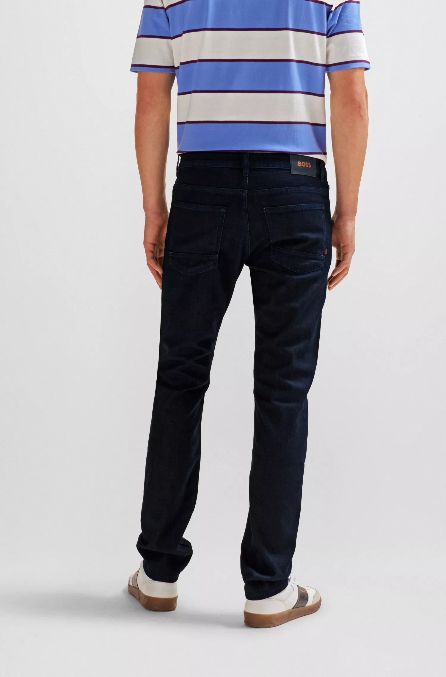 Calça jeans BOSS laranja, corte slim, em denim azul com elasticidade confortável.