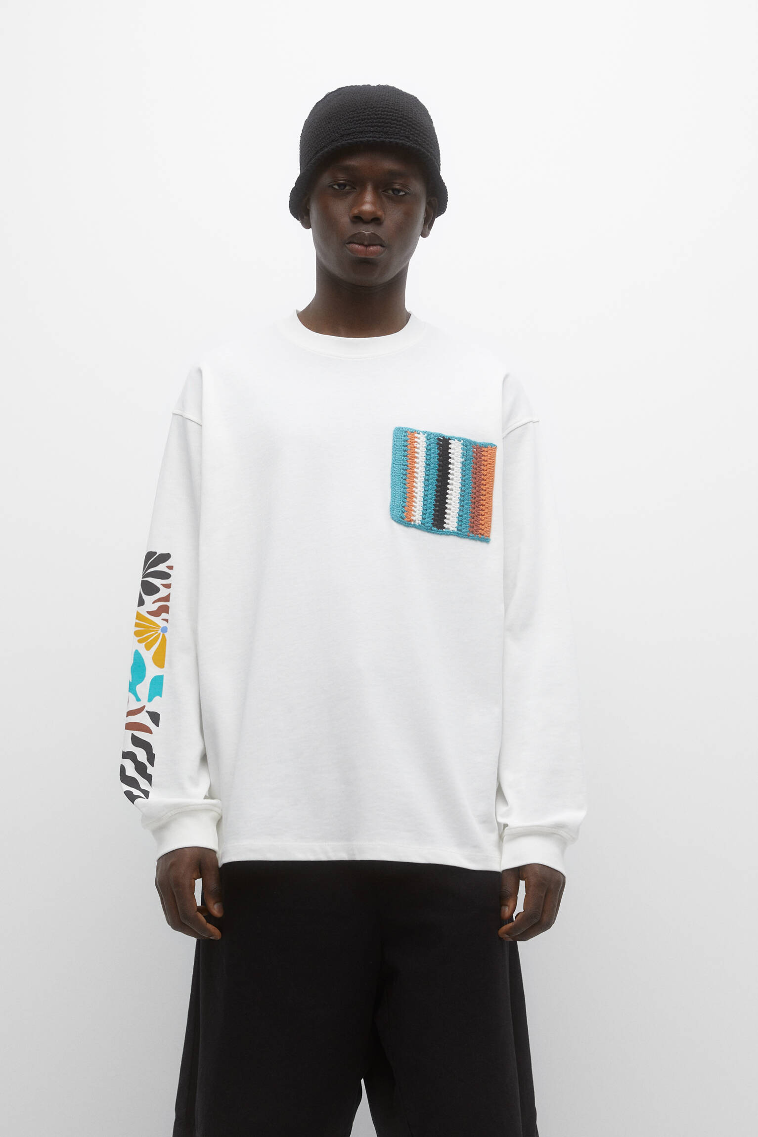 CAMISETA DE MANGA LONGA COM BOLSO DE CROCHÊ - BRANCO SUJO
