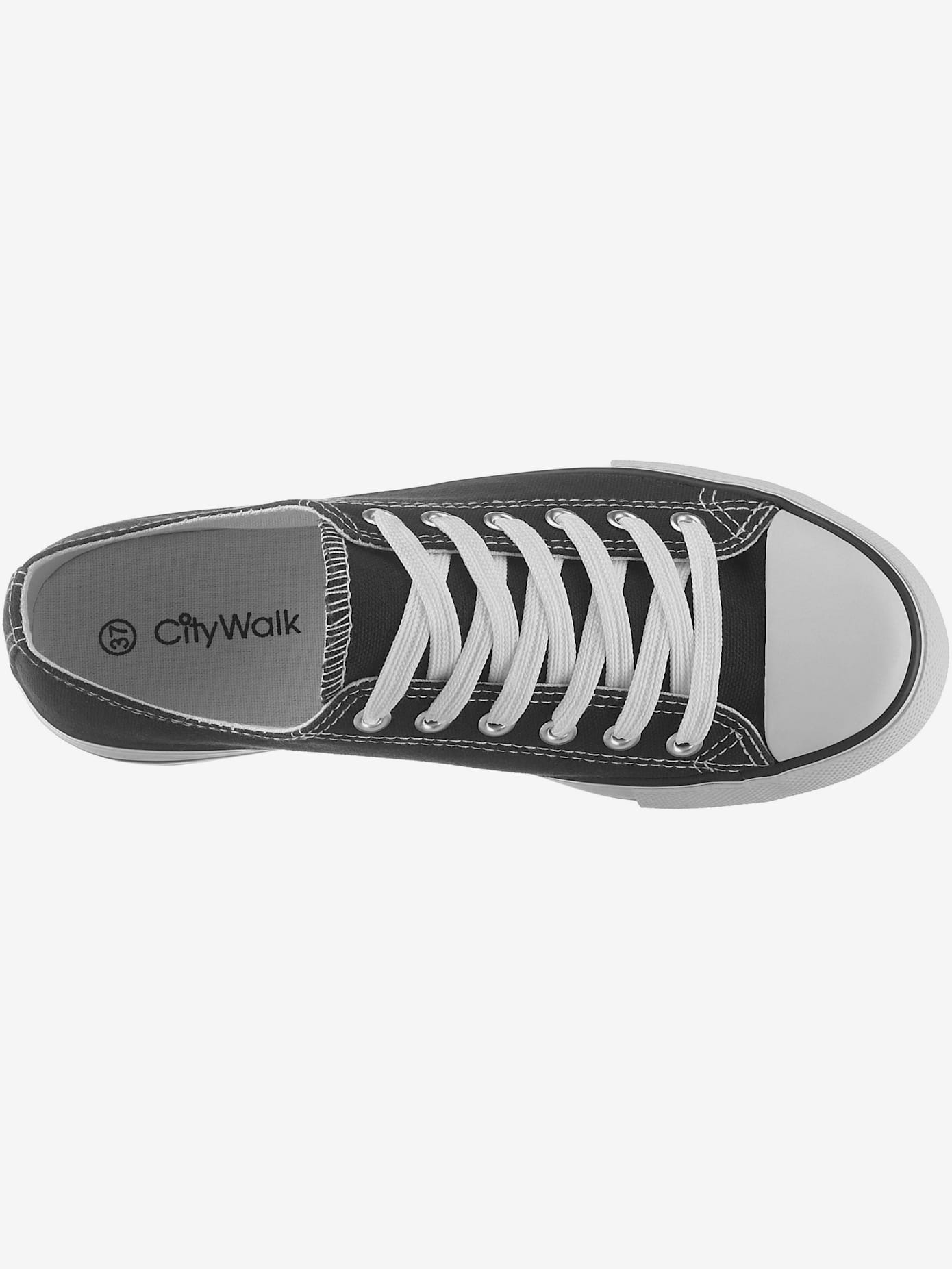 Baskets sneakers basiques parfaites avec un jean
