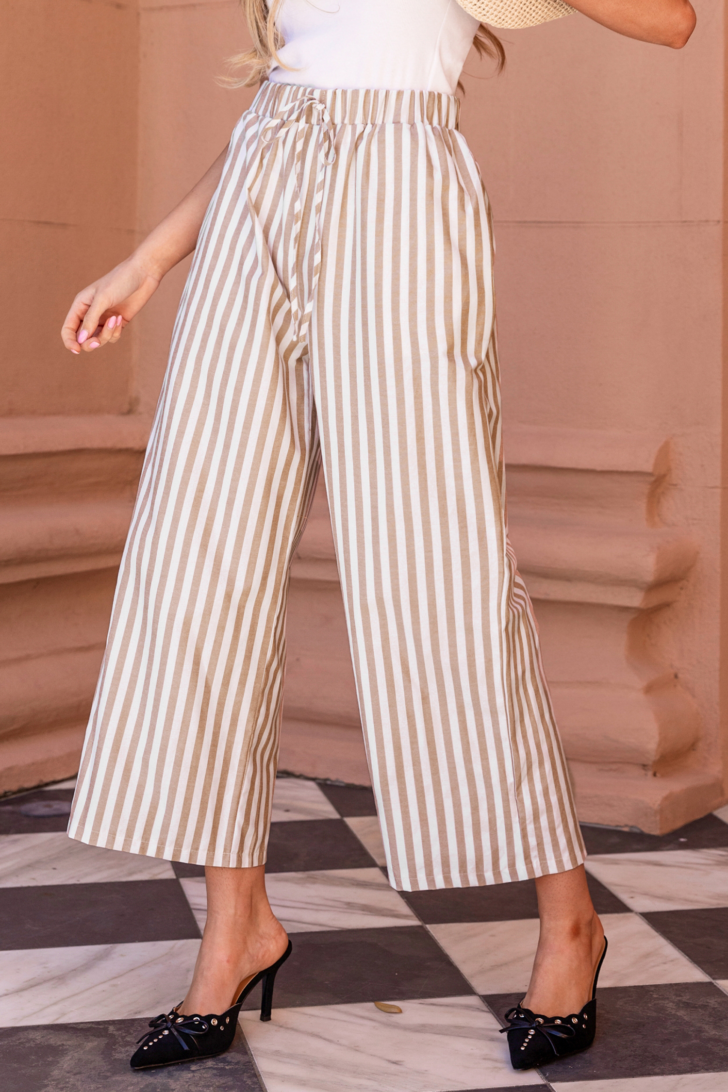 Pantalon large avec nœud papillon à rayures
