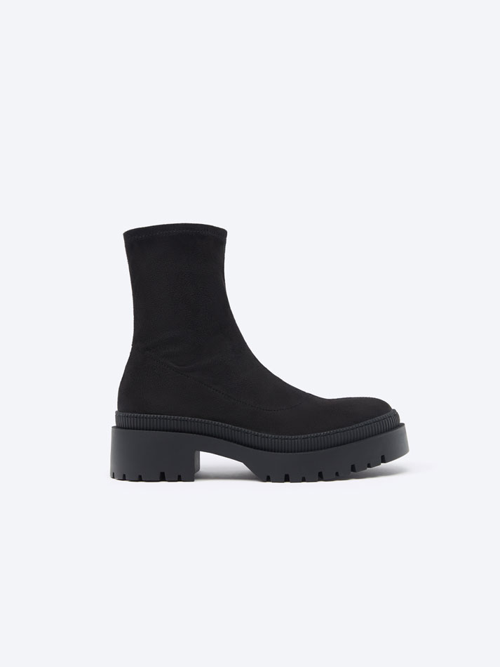 Bota de cano curto com elástico - Preta