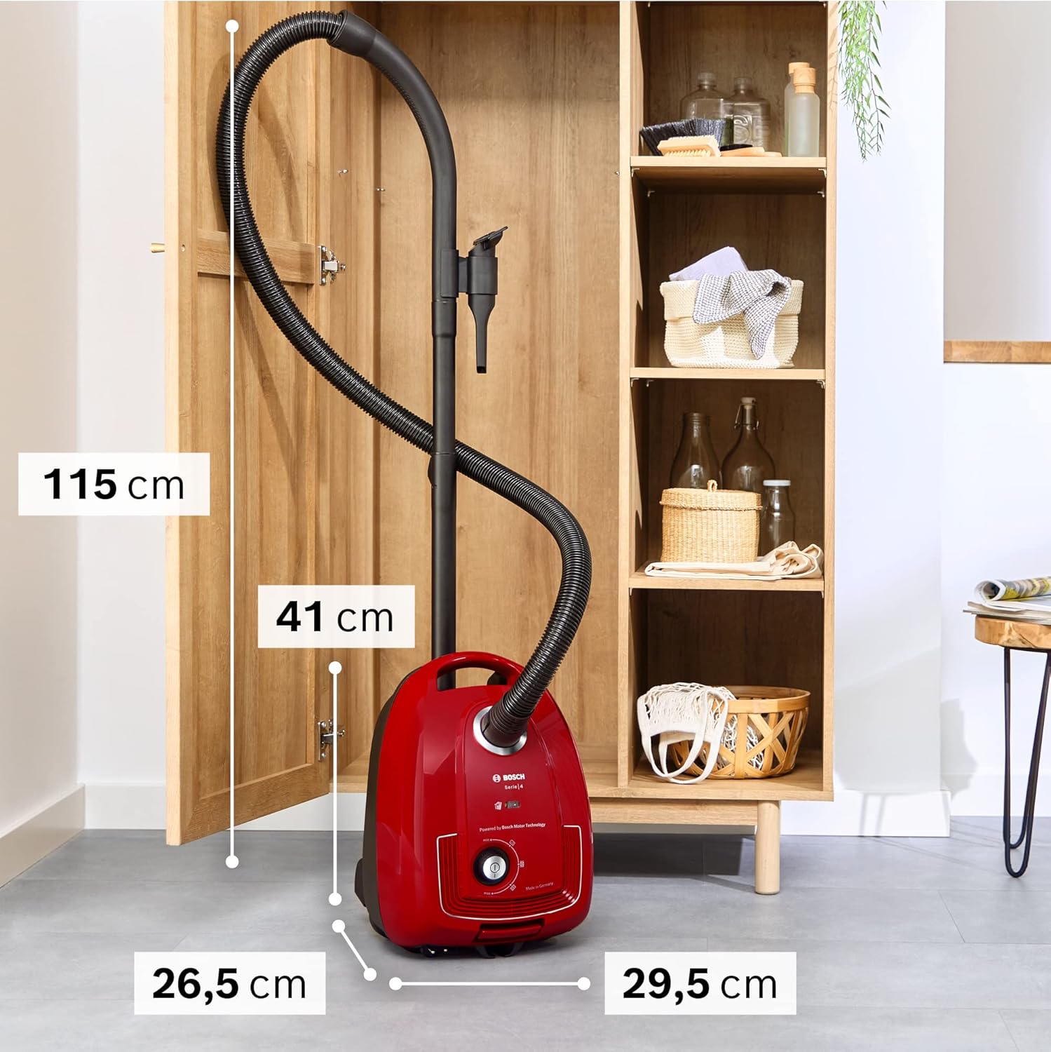 Bosch Hausgeräte Staubsauger mit Beutel Serie 4 BGD38RD1H, nachhaltig, Hygiene-Filter, 10 Jahre Motorgarantie, Hartbodendüse, Zubehör-Clip, Polsterdüse, Fugendüse, hohe Saugkraft, 600 W, rot