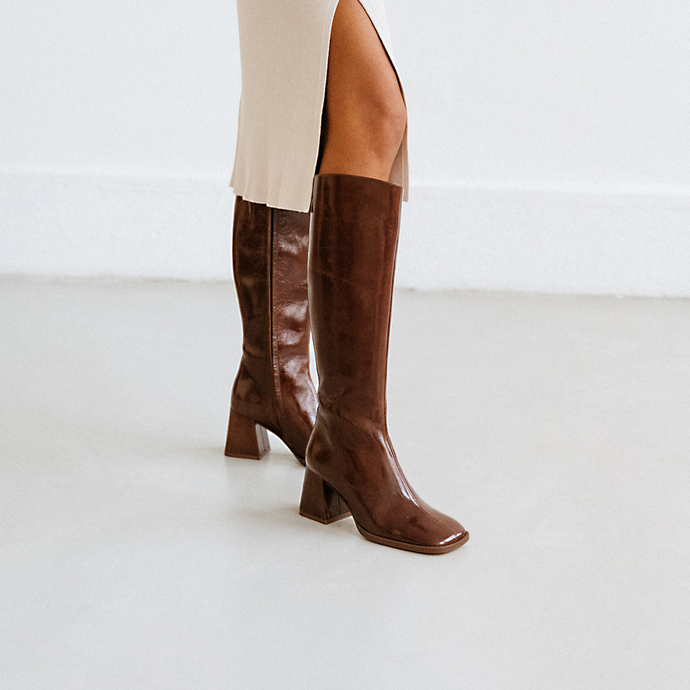 Bottes à bouts carrés et talons épais  en cuir brillant marron