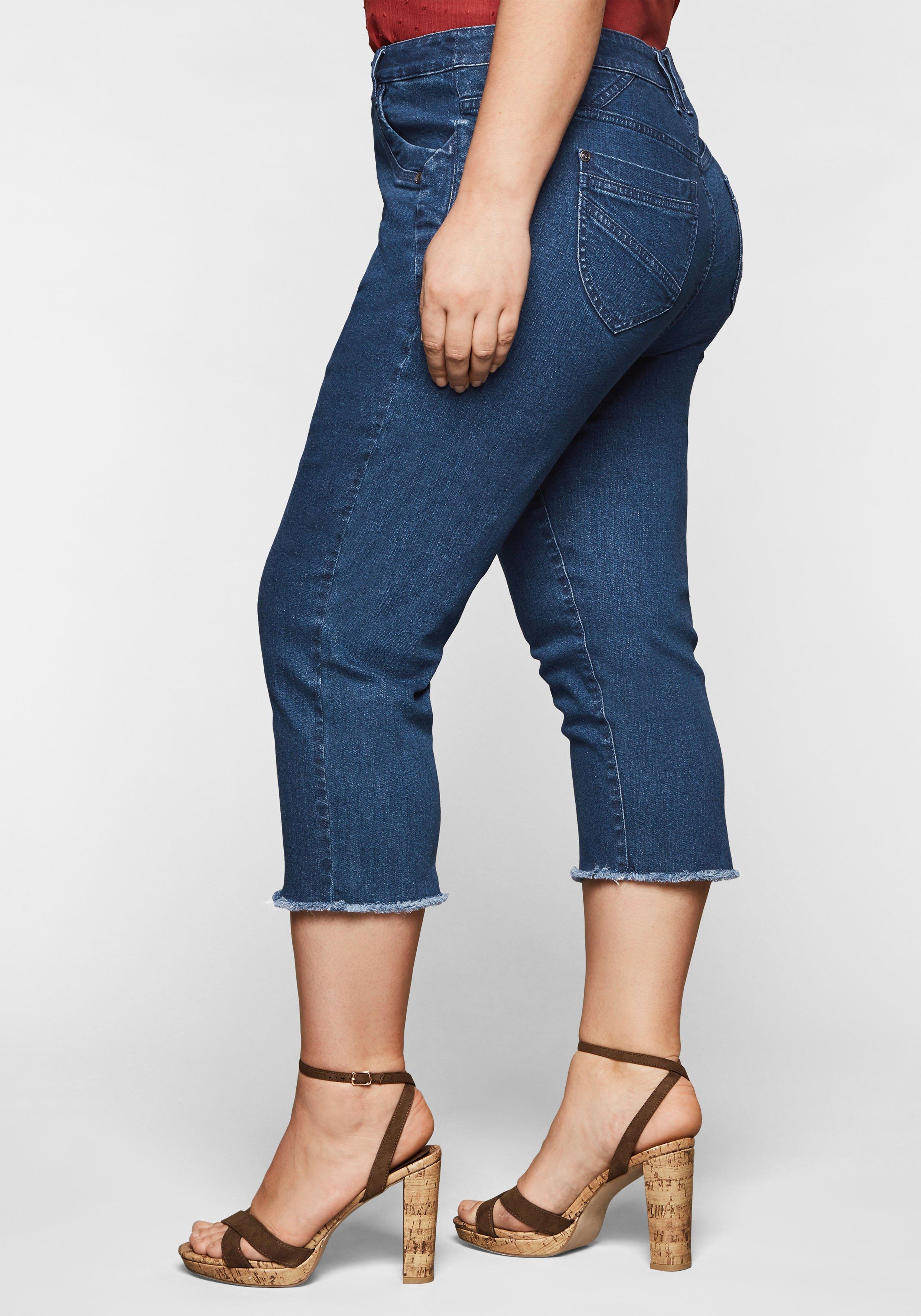 Slim Fit Jeans in 3/4-Länge, mit Fransen am Saum