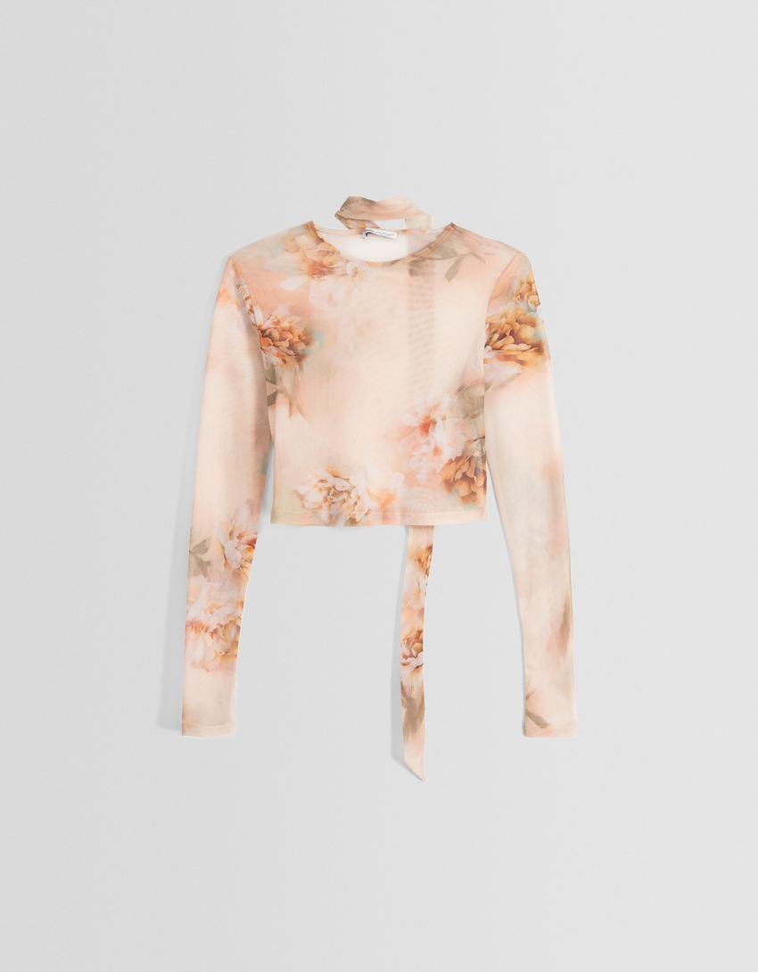 Camiseta de tule de manga comprida com estampa floral e lenço.