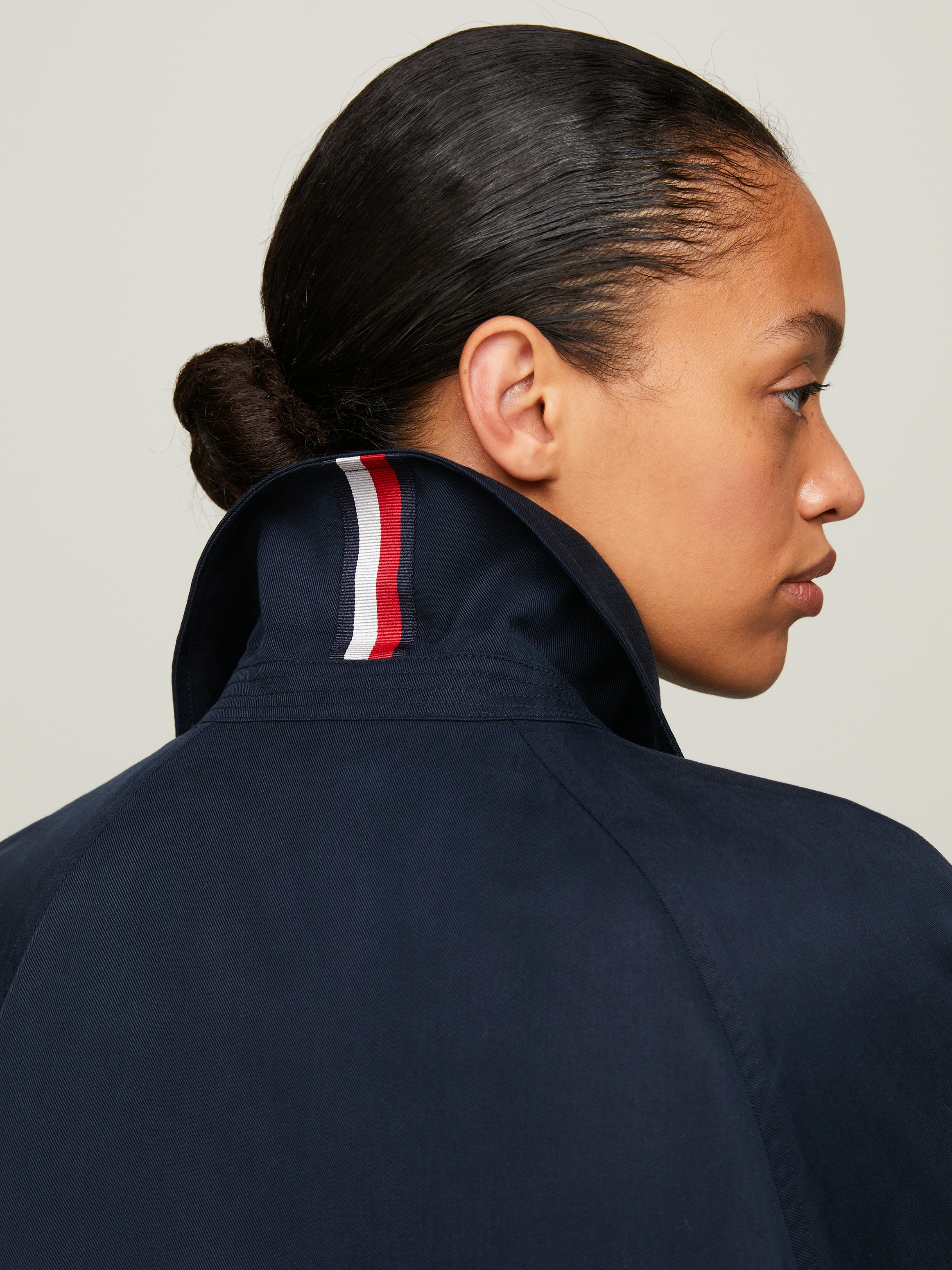 Tommy Hilfiger Trenchcoat »TENCEL BLEND FLUID TRENCH«, mit Metalllabel