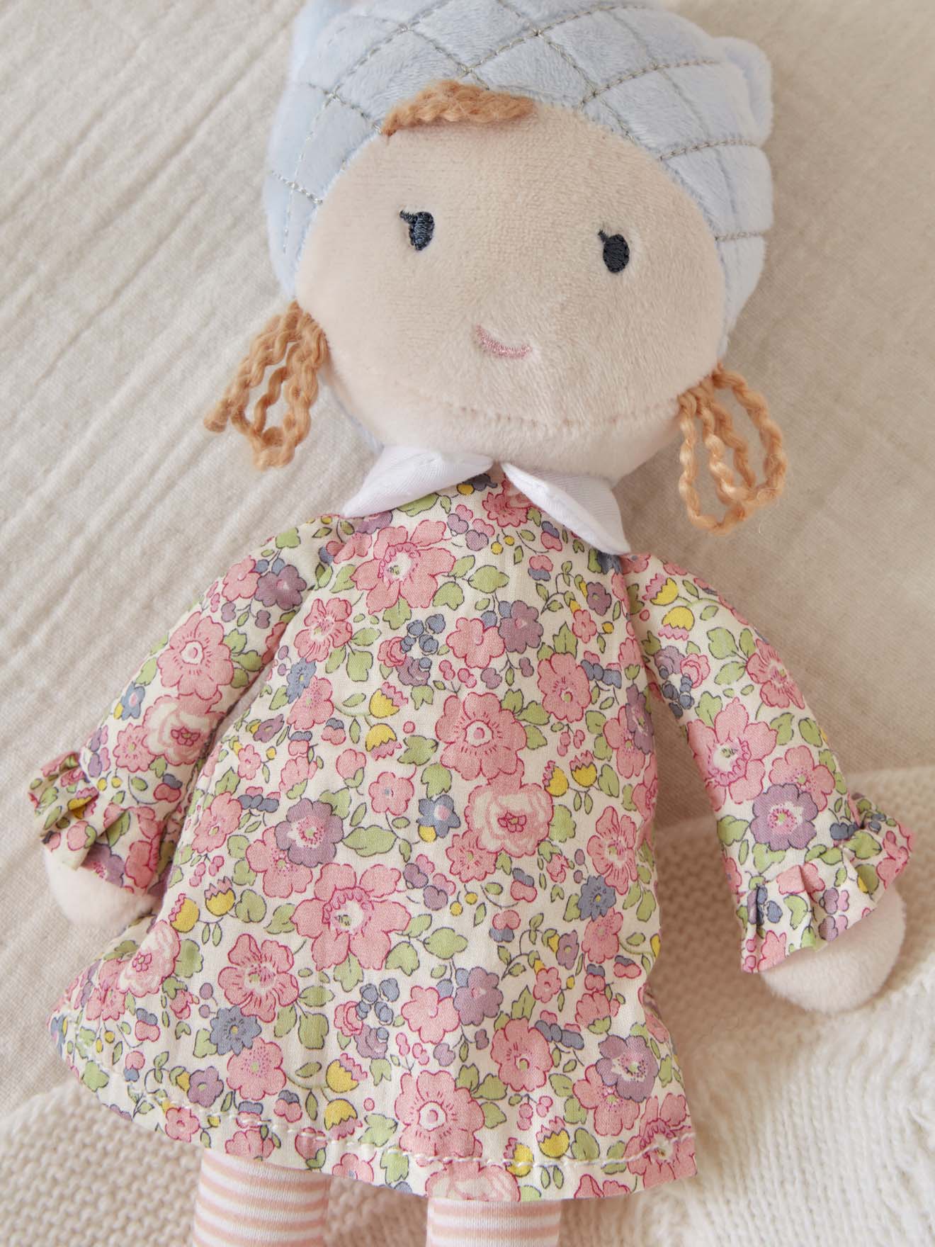 Poupée en velours et tissu Liberty