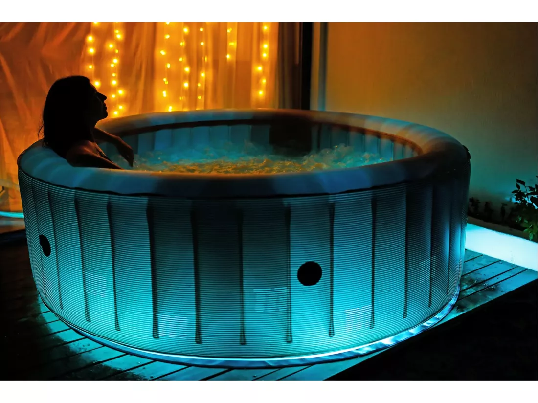 Spa gonflable LED 6 personnes MENORCA