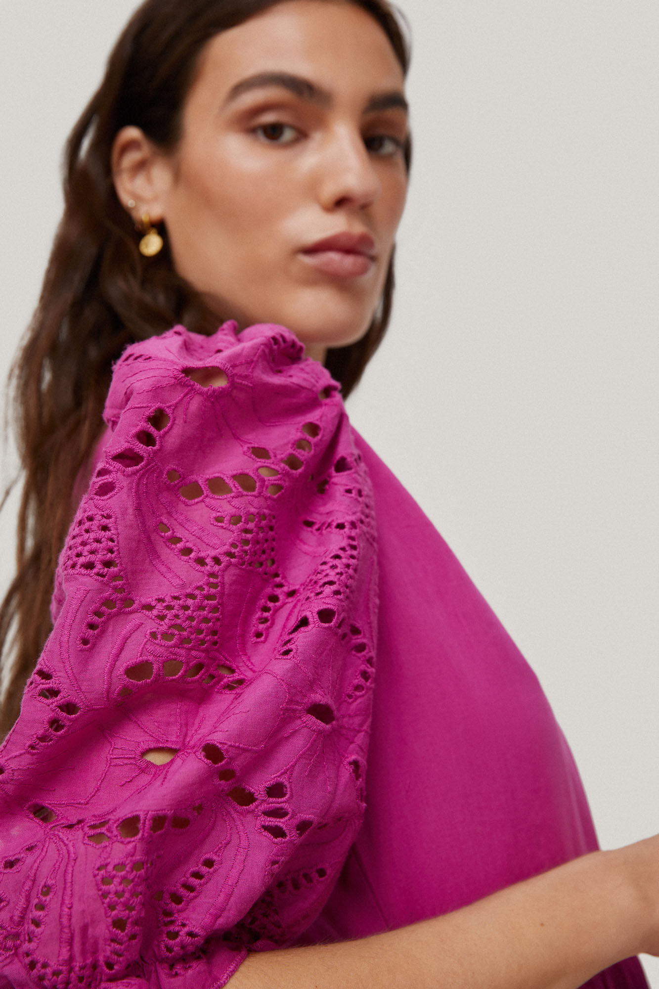 Vestido longo com detalhes florais perfurados nas mangas e na barra. - Roxo
