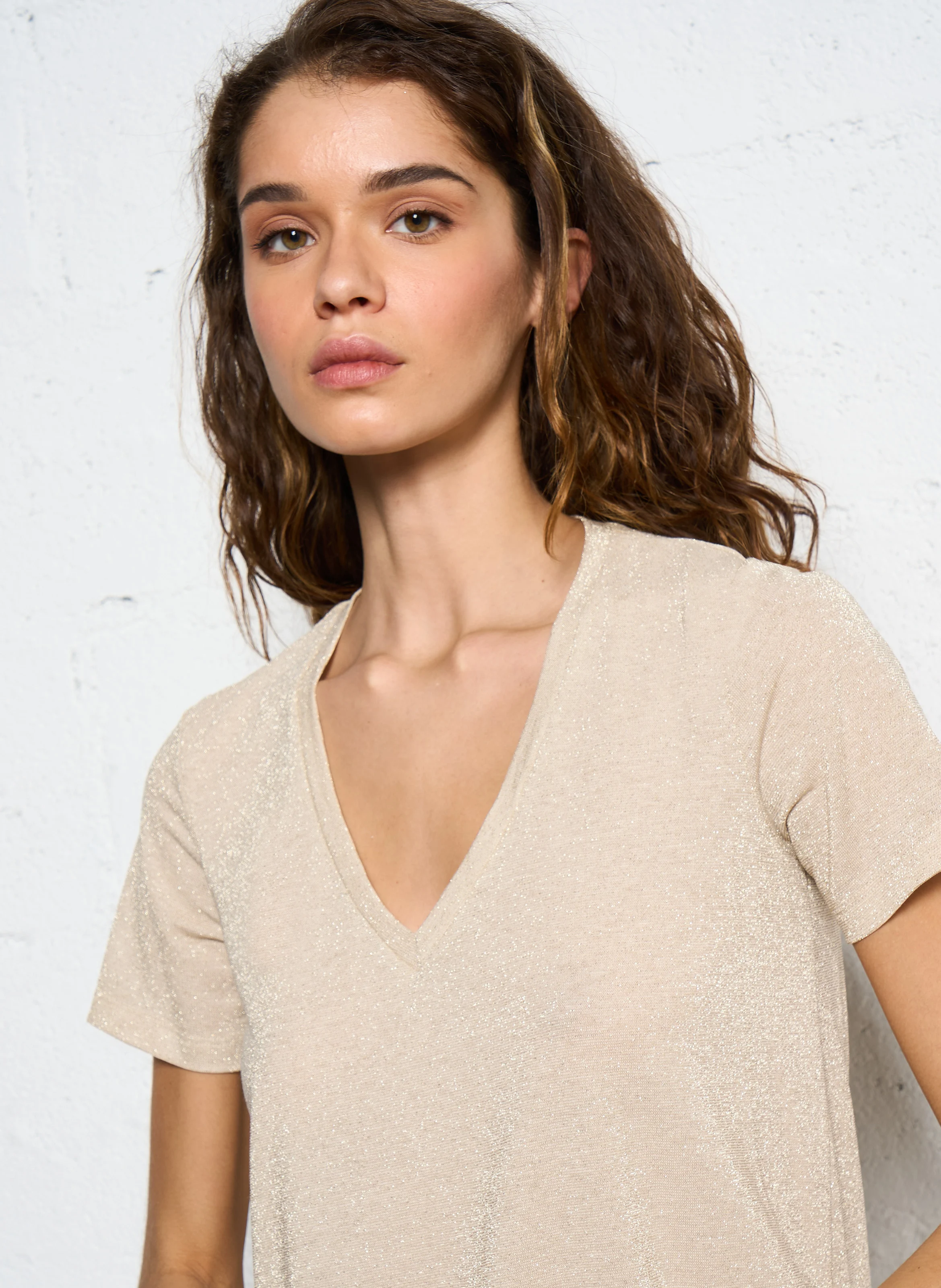 T-shirt col V en fibres métallisées | Doré