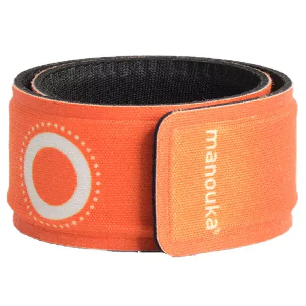 Pulseira repelente de mosquitos Manouka All Area, cor laranja.