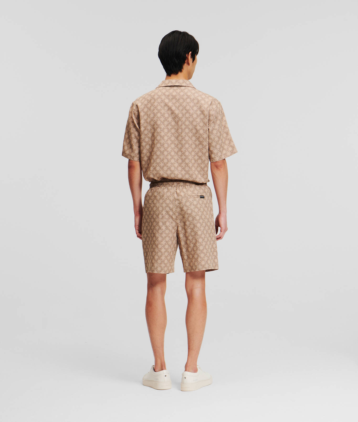 SHORT AVEC LOGO ROND