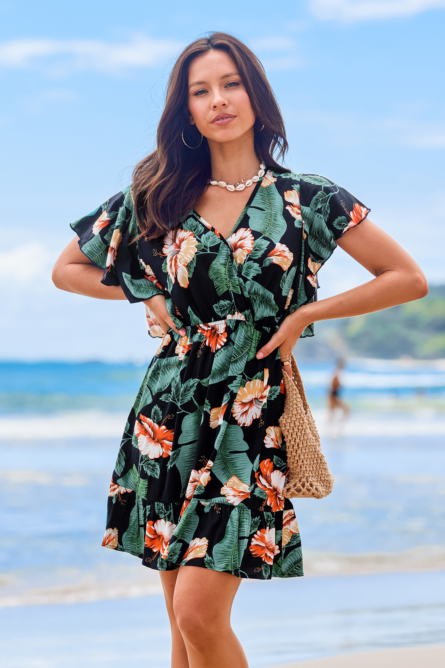 Robe mini à col en V et volants tropicale