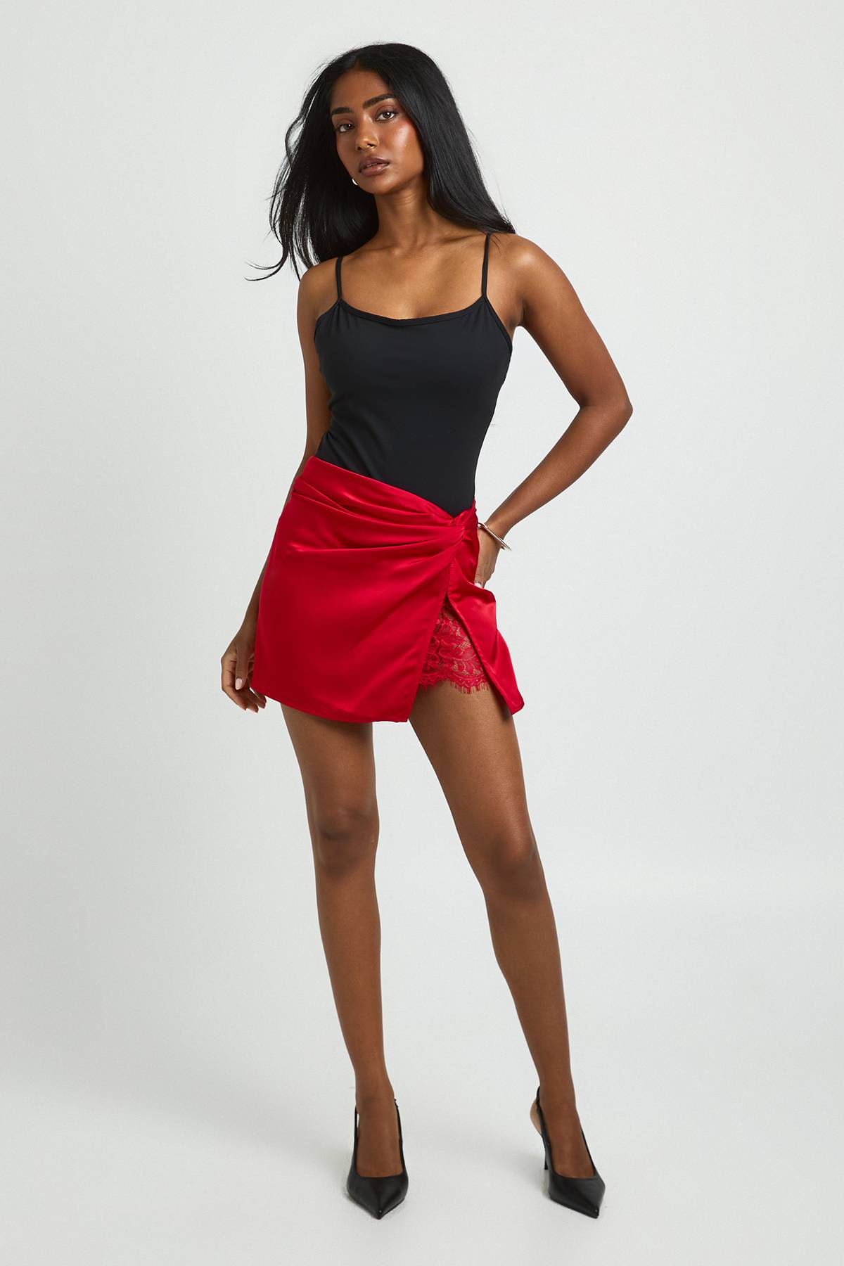 boohoo Mini-jupe en Satin avec Insertion de Dentelle