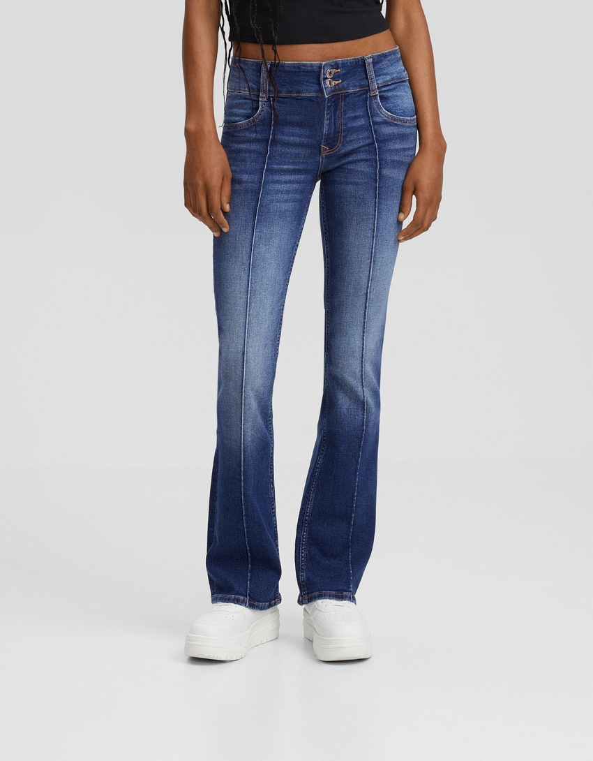 calça jeans bootcut de cintura baixa