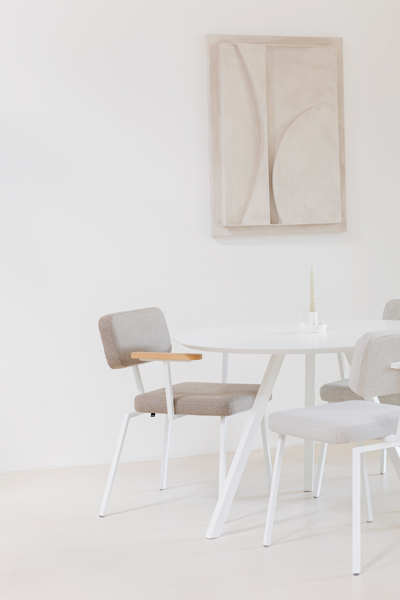 Studio HENK tafel Butterfly Rond Tripod - wit frame, HPL Fenix bianco kos ⌀100 | HPL Fenix Bianco Kos | Rechte Rand | Frame Wit