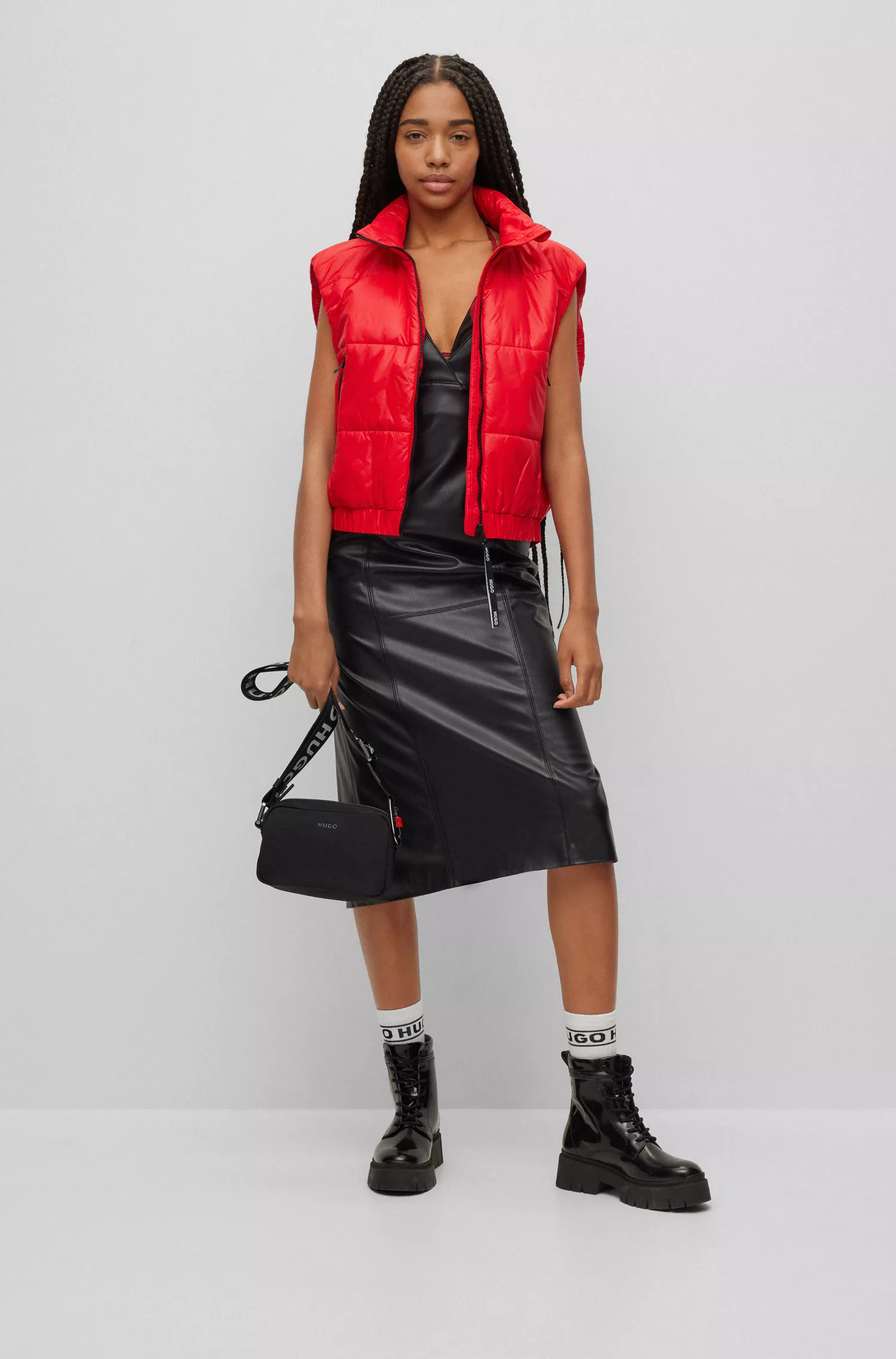 Colete curto HUGO vermelho, impermeável, em material reciclado.