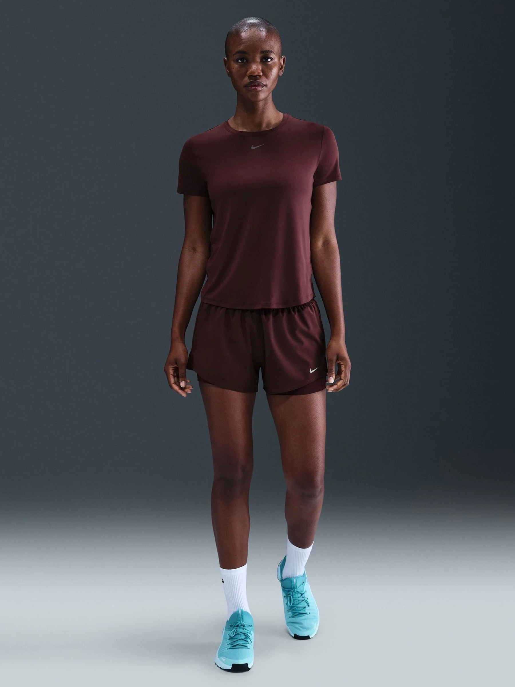 Bourgondië crush - Nike Dri-FIT One 3 Inch 2-In-1 shorts met halfhoge taille