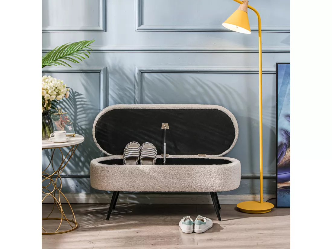 Banc en métal et bouclettes blanches