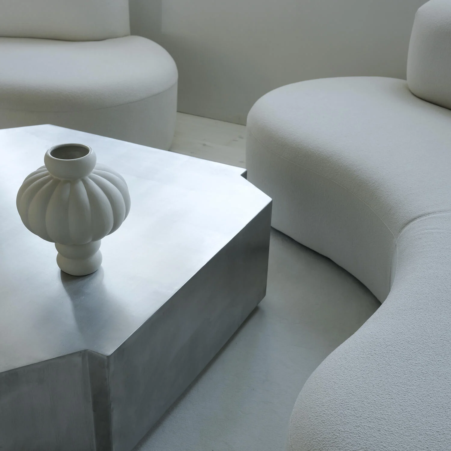 Louise Roe  Balloon vase #08, Raw White - H30 cm.