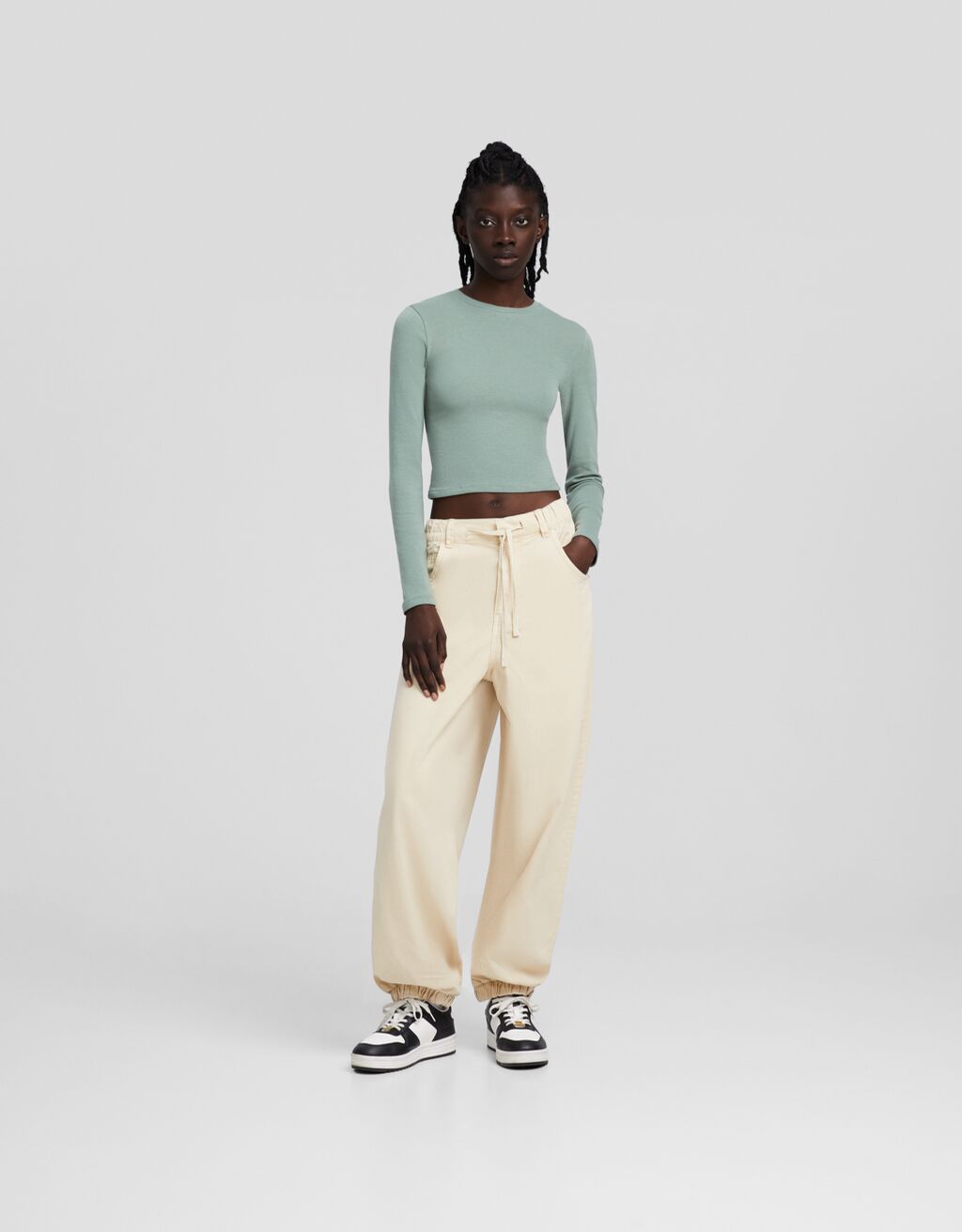 Calça jogger de algodão com cordão.