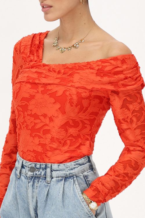 Oranje asymmetrische top met bloemen
