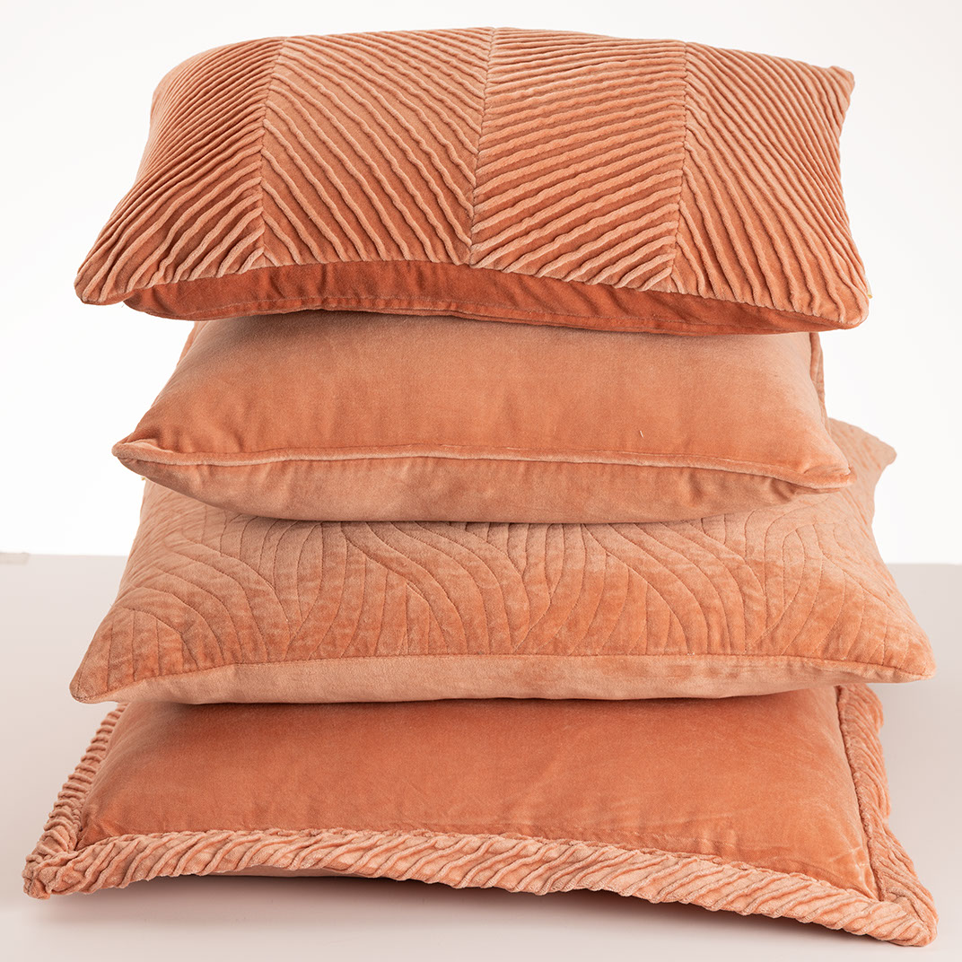Sierkussen Cord piping velours flamingo 45x45 cm