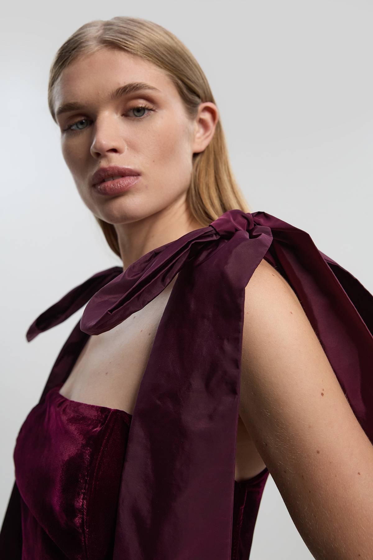 KarenMillen Robe Midaxi de Bal Tissée Petite Velours Bardot avec Nœud en Taffetas