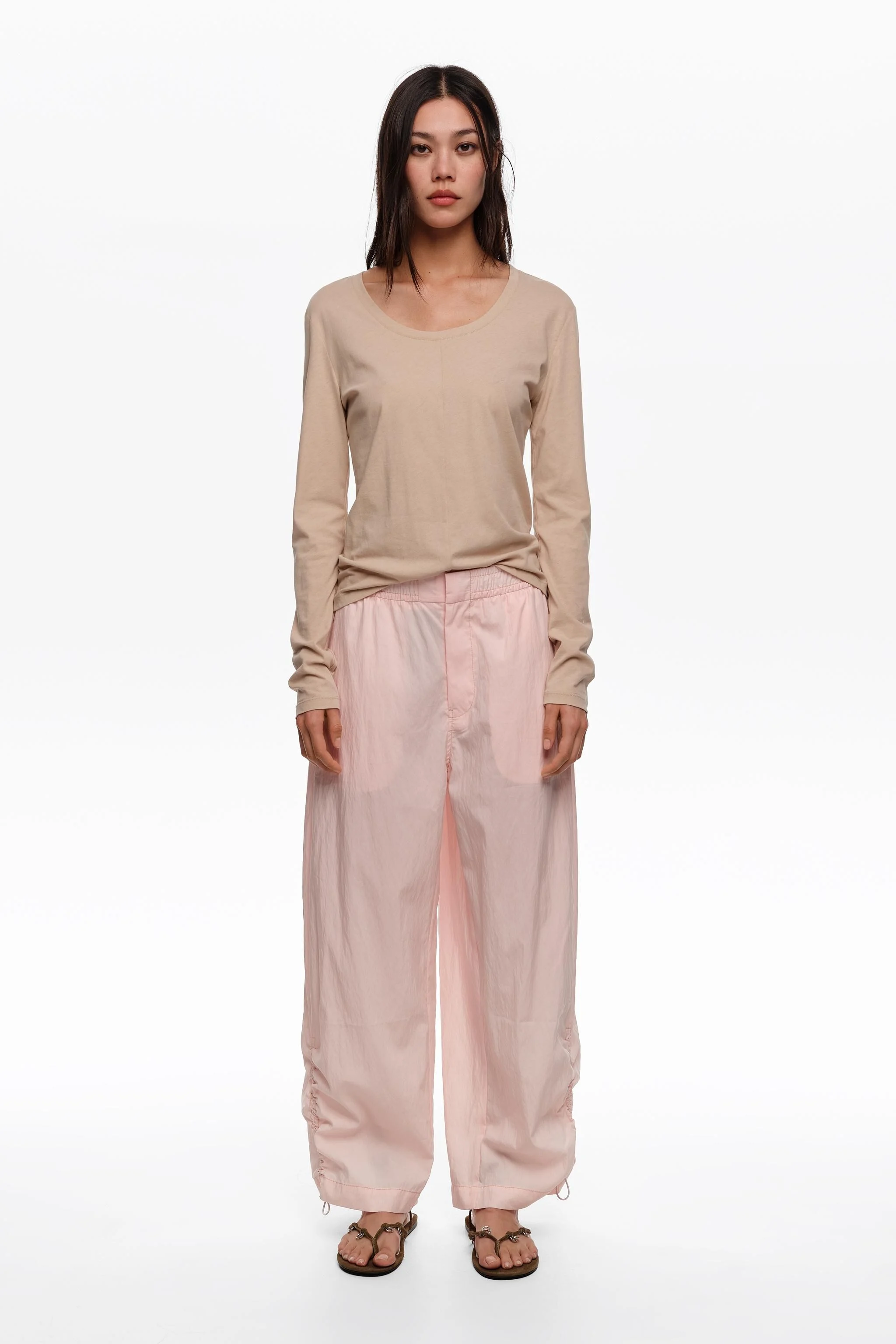 Calça jogger rosa claro franzida