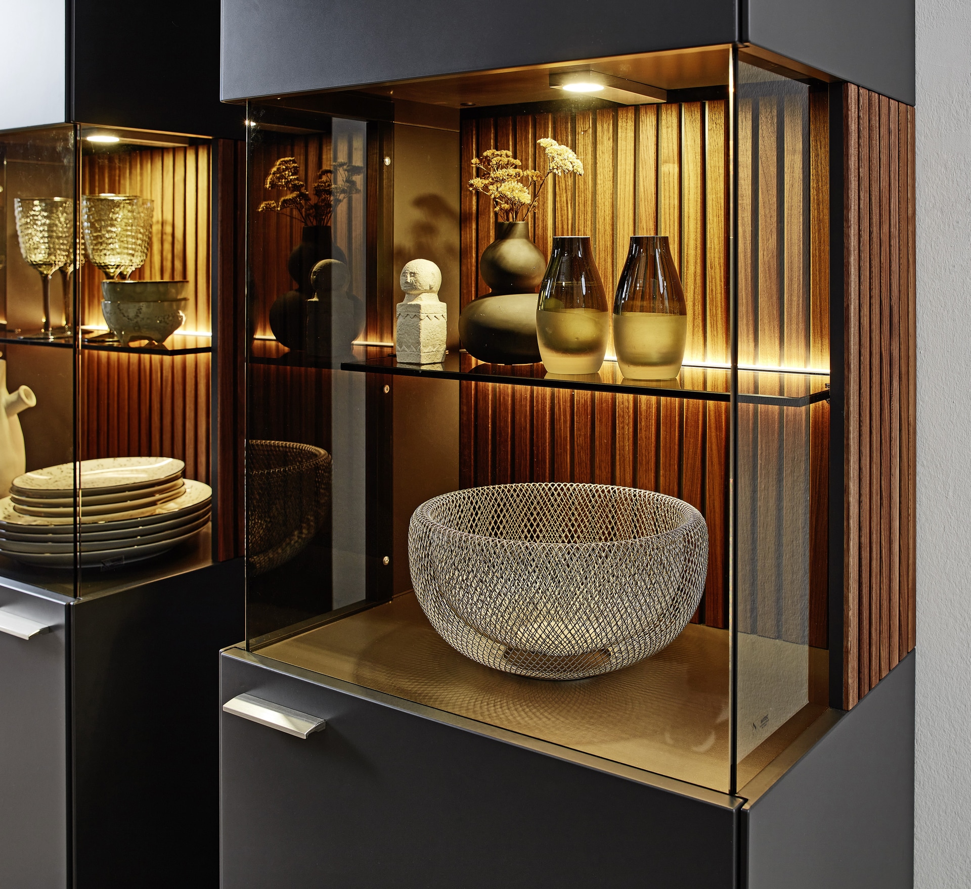 Mondo Vitrine LAZISE 56x198 cm Schiefer Schwarz / Nussbaum