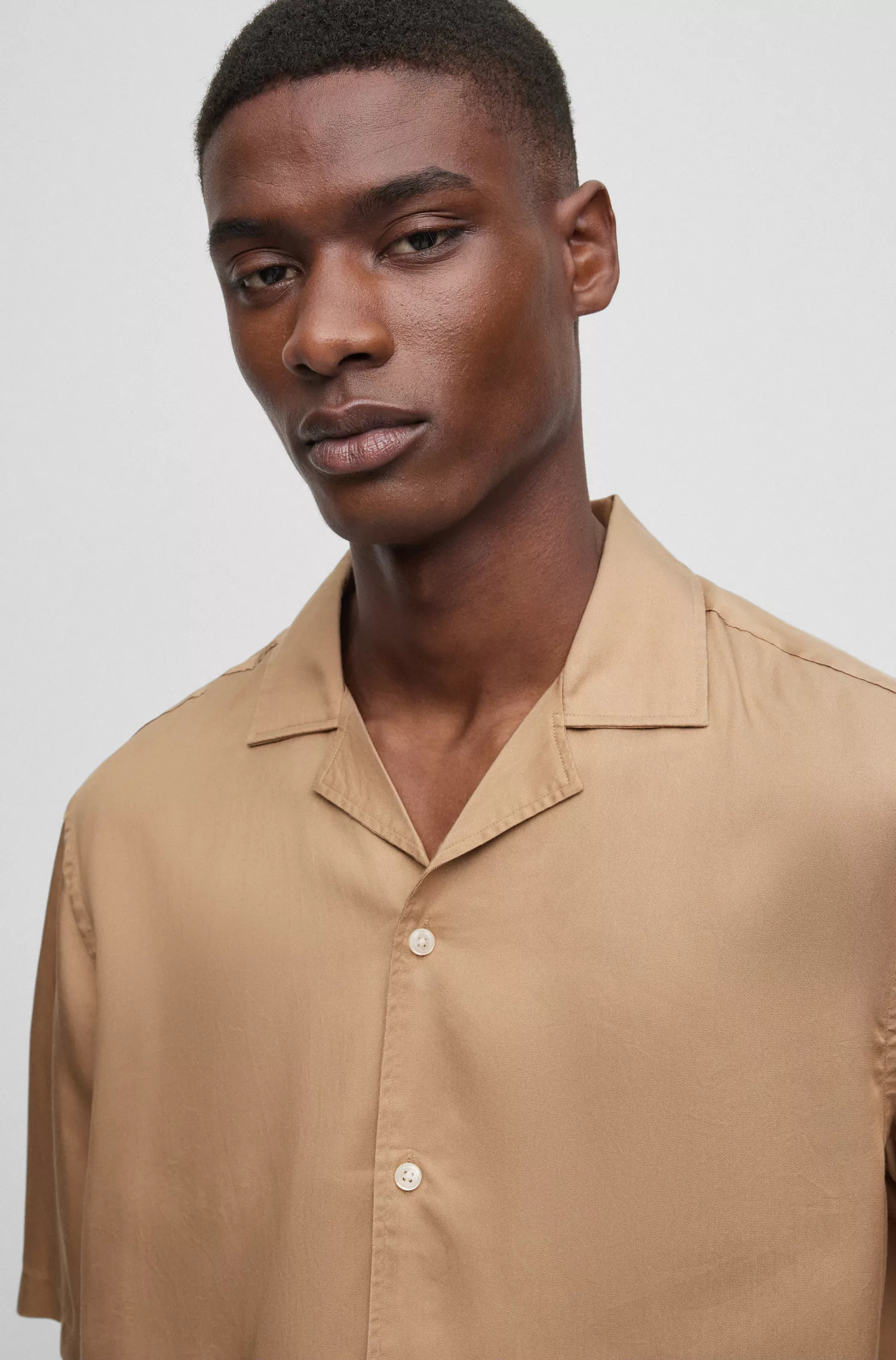 Camisa BOSS preta de manga curta com modelagem regular e gola aberta.