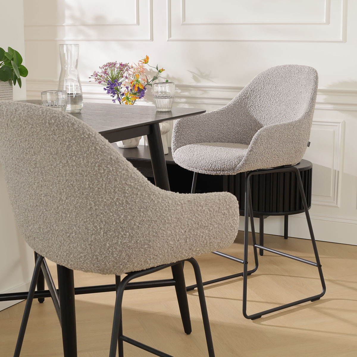 Barkruk Nino-Mae bouclé taupe - zwart onderstel - 65 cm