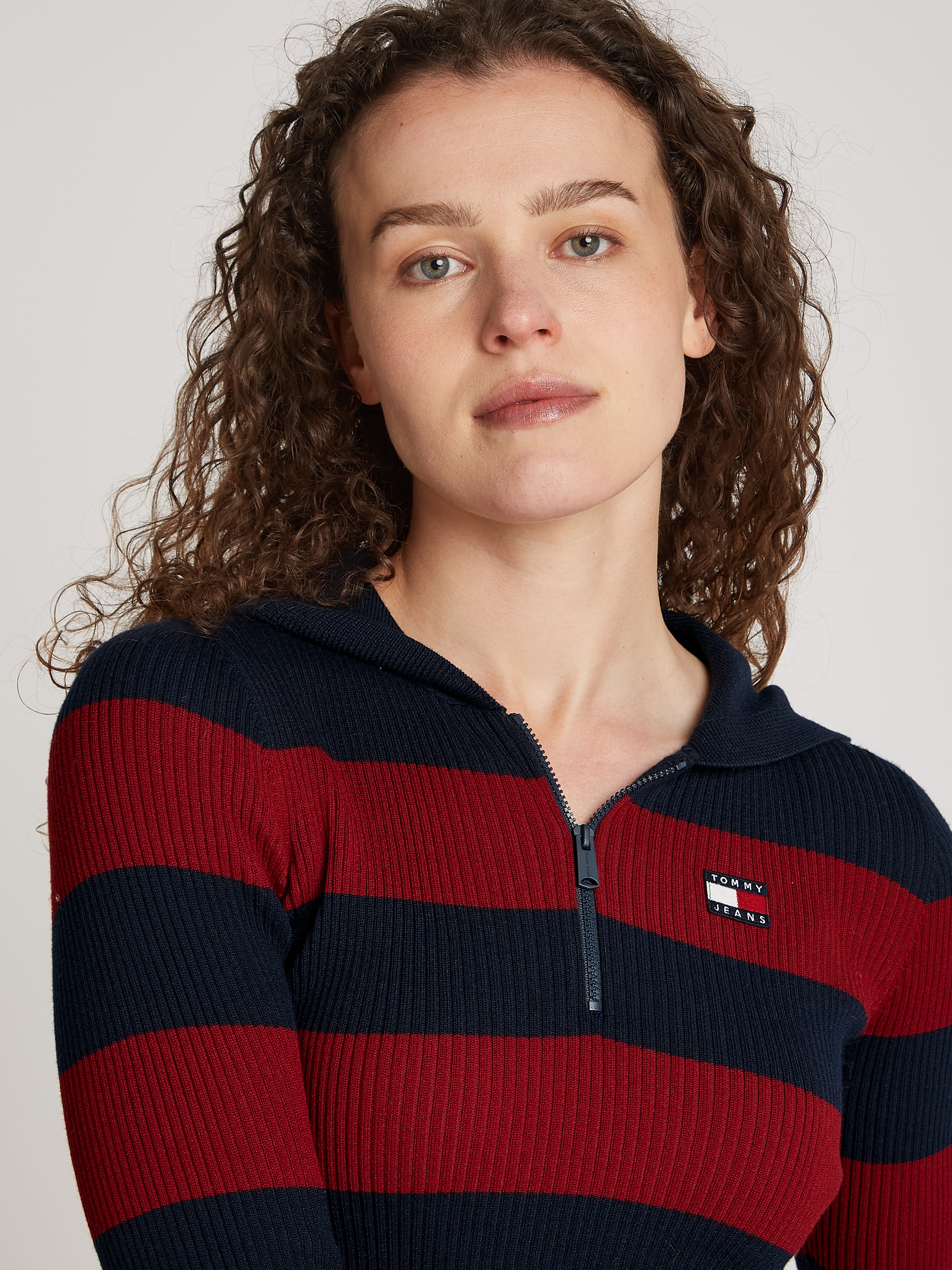 Tommy Jeans Kapuzenpullover »TJW STRIPE 1/4 ZIP HOOD SWEATER«, mit Streifen-Muster, Logo-Flag